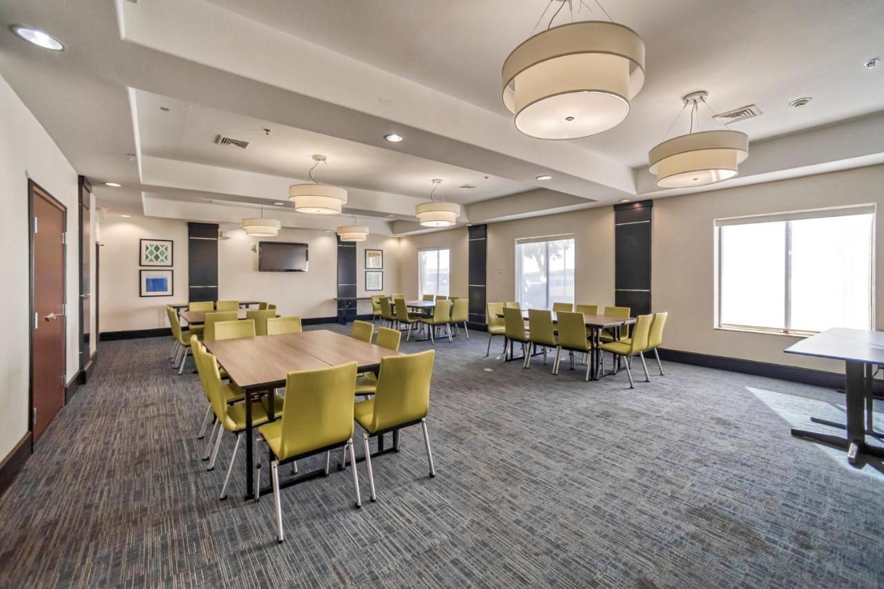 Holiday Inn Express And Suites Beeville By Ihg Zewnętrze zdjęcie